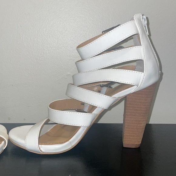 Express Off White Faux Leather Block Sandals w 5 buckles & back zippers. SZ 9 - Picture 5 of 12